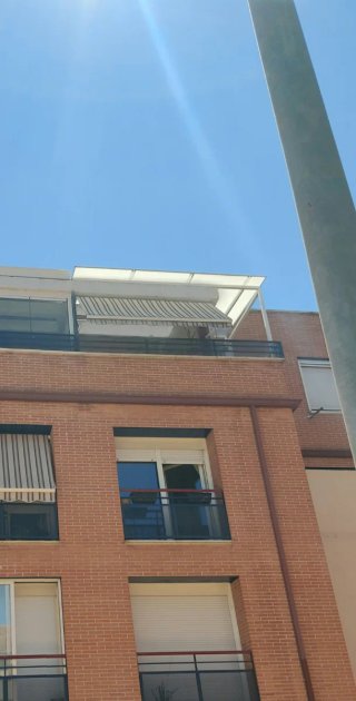 Toldo de 2,85 metros,  predominantemente beige y b