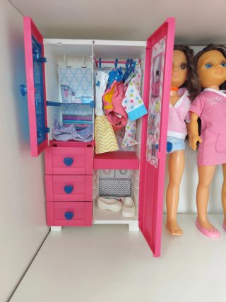 Nancy con armario y ropa.