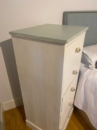 Cómoda y mesita de noche de madera