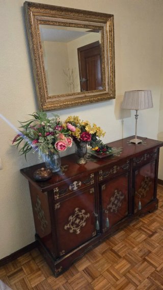Mesa de entrada de madera noble + espejo