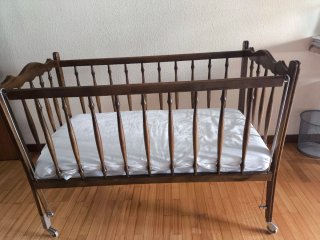 Cuna de madera con ruedas