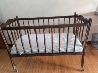 Cuna de madera con ruedas