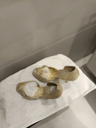 Zapatos de tacón dorados