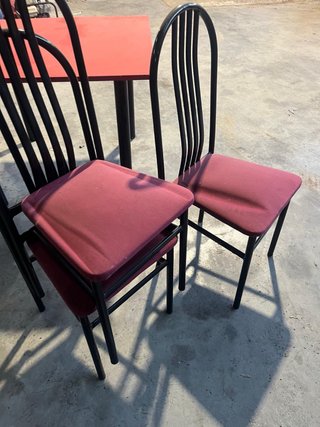Juego de 40 sillas y 10 mesas rojas
