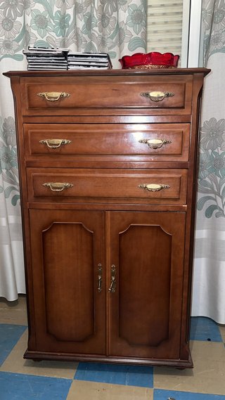 Cómoda de madera con cajones y puertas