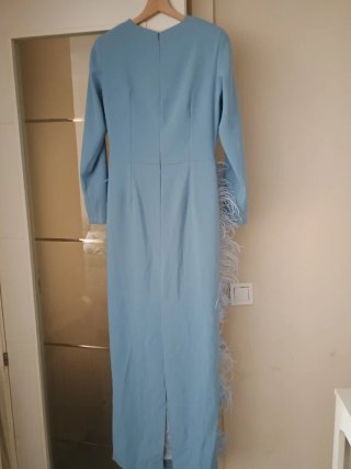 Vestido elegante azul con plumas