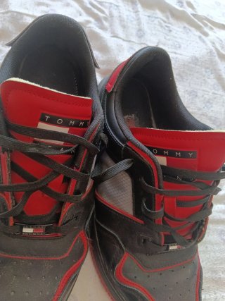 Zapatillas Tommy Hilfiger Negras y Rojas