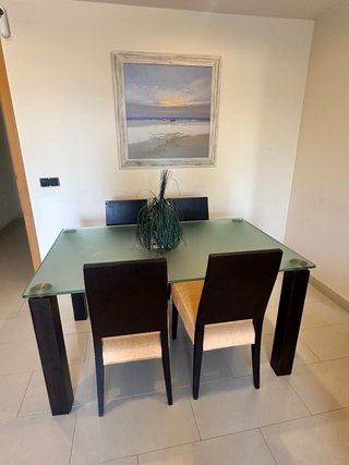 Mesa de comedor y 4 sillas