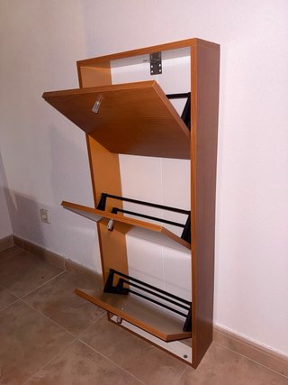 Zapatero vertical estrecho