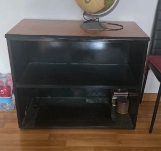 Mueble negro y marrón con estantes