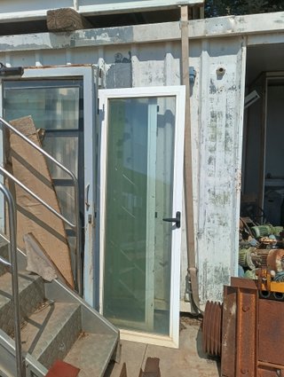 Puerta de cristal con marco blanco