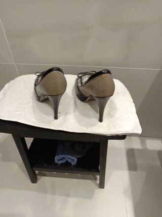 Zapatos de tacón beige y negro