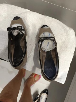 Zapatos de tacón beige y negro