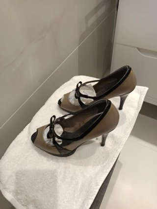 Zapatos de tacón beige y negro
