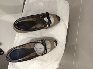 Zapatos de tacón beige y negro
