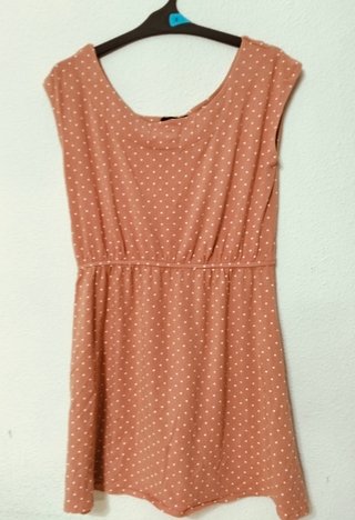 Vestido de verano coral (no rosa) con lunares