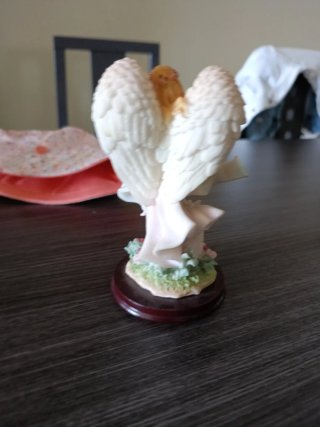 Figura de ángel con paloma