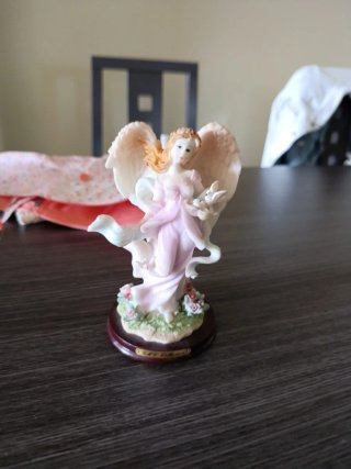 Figura de ángel con paloma