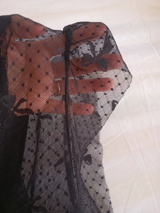Top de tul negro con lazos
