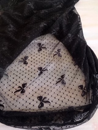 Top de tul negro con lazos