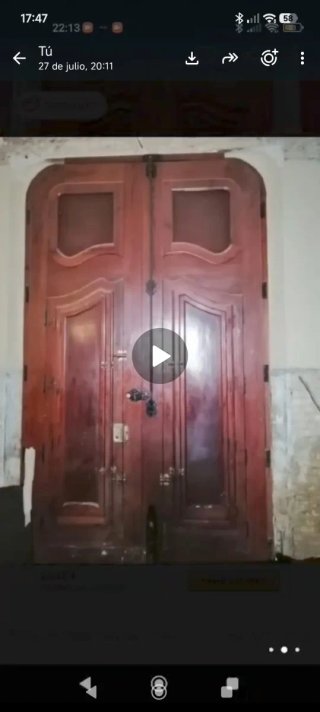 Puerta entrada casa de mobila vieja