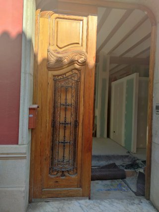 Puerta entrada casa de mobila vieja