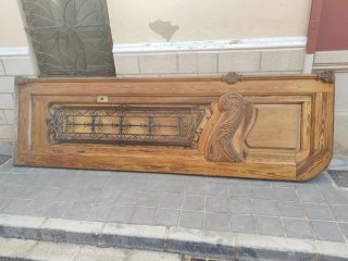 Puerta entrada casa de mobila vieja