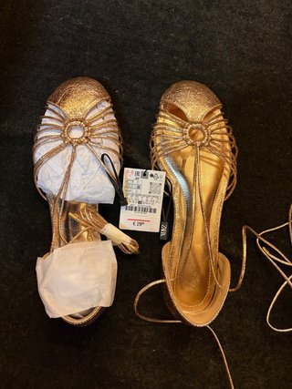Cangrejeras Zara sandalias doradas, numero 38.
