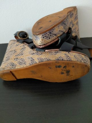 Sandali con zeppa neri e oro donna