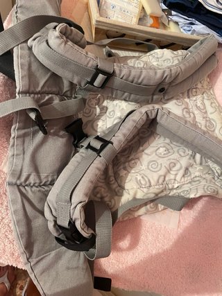 Mochila portabebés gris estrellas