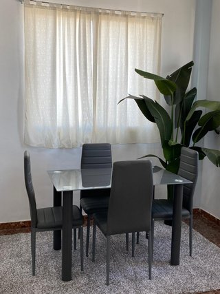 Mesa de comedor con 4 sillas gris
