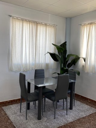Mesa de comedor con 4 sillas gris