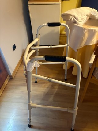 Andador sin ruedas, ajustable