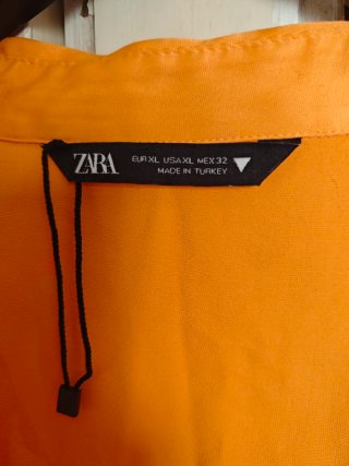 Camisola o vestido corto naranja de Zara