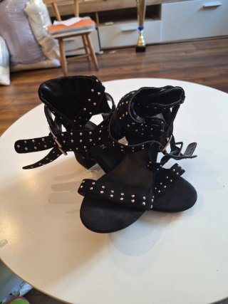 Sandalias tacón negras tachuelas