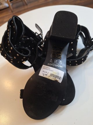 Sandalias tacón negras tachuelas