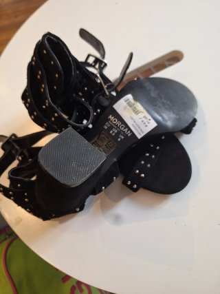 Sandalias tacón negras tachuelas