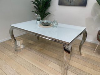 MESA DE COMEDOR DE CRISTAL Y PATAS CROMADAS