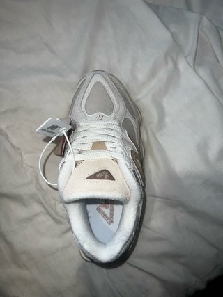 Zapatillas New Balance Beige y Dorado
