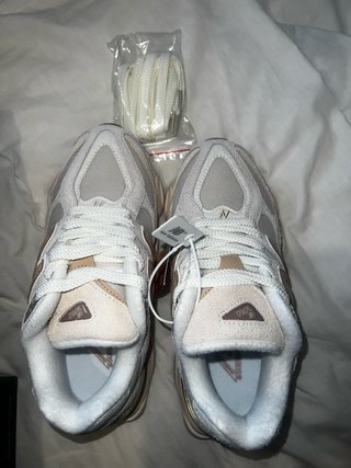 Zapatillas New Balance Beige y Dorado