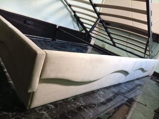 Cama beige y negra con base de madera