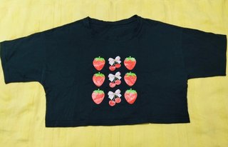 Camiseta negra con estampado de fresas y cerezas.