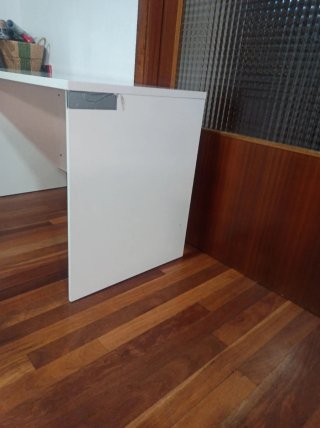 Escritorio blanco y madera