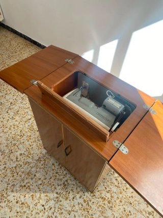 Máquina de coser Wertheim con mueble.