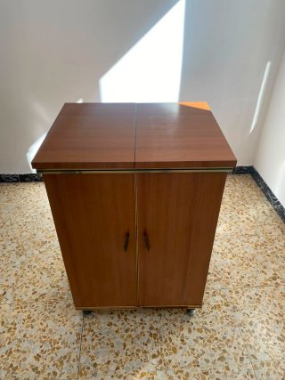Máquina de coser Wertheim con mueble.