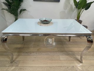 MESA DE COMEDOR DE CRISTAL Y PATAS CROMADAS