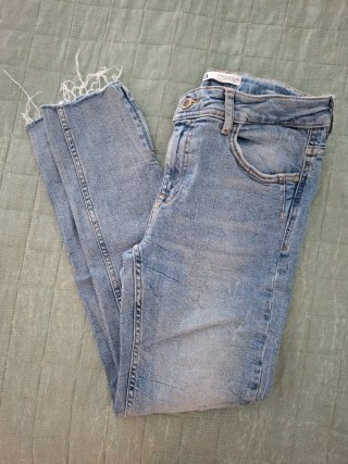 Jeans Zara chiari con zip alla caviglia