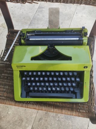Máquina de escribir Olympia Monica verde