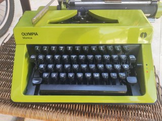 Máquina de escribir Olympia Monica verde