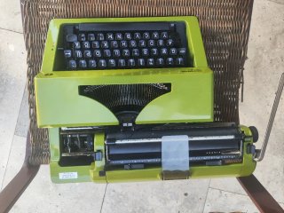 Máquina de escribir Olympia Monica verde